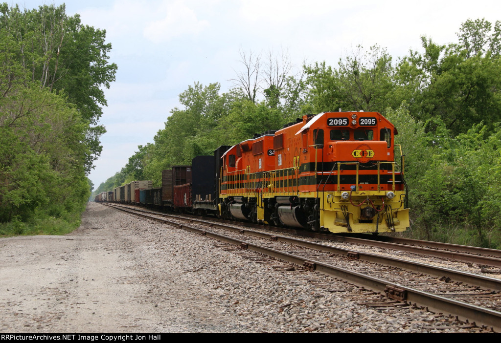 CFE 2095 & 3487 wait in the siding to go east with CHFW